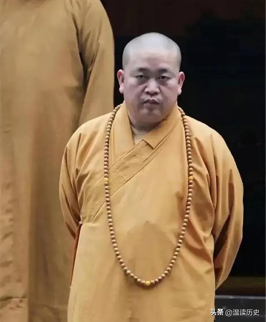 看到“释永信”三个字你会想到什么？
温读历史评论：
本做苦行僧，却成花和尚。身披