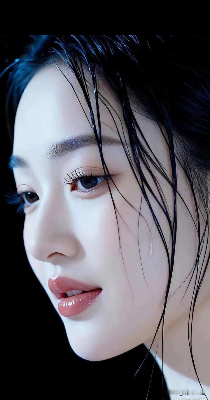 指尖，

轻轻触碰着雨丝的微凉，

如同和春天，

开启了一场无声的对话。

掌