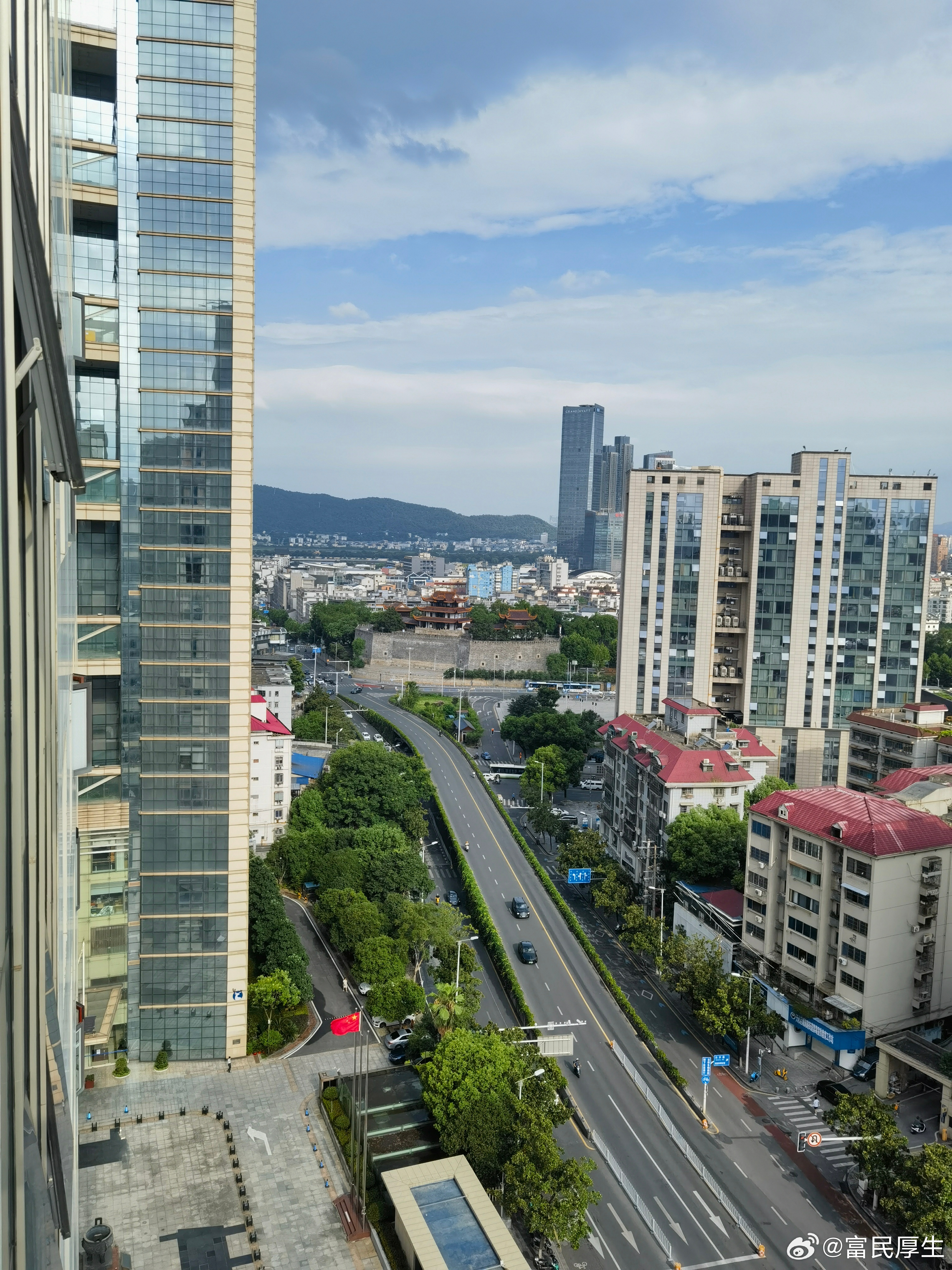 休假回城，一切皆有不同。如不同时段，踏入同一条河流。立秋之后，天候变化明显。天高