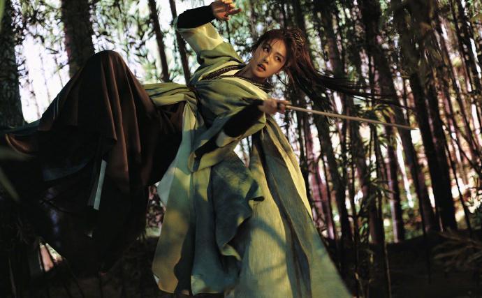 一袭红衣策马前行，眼神凌厉飒爽英气——白鹿。每日明星美图分享