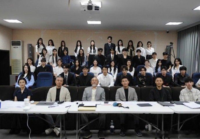 张子枫用实力说话内娱果然是同龄人不同命从小闯荡影视圈，如今完成学业且受邀参与答辩