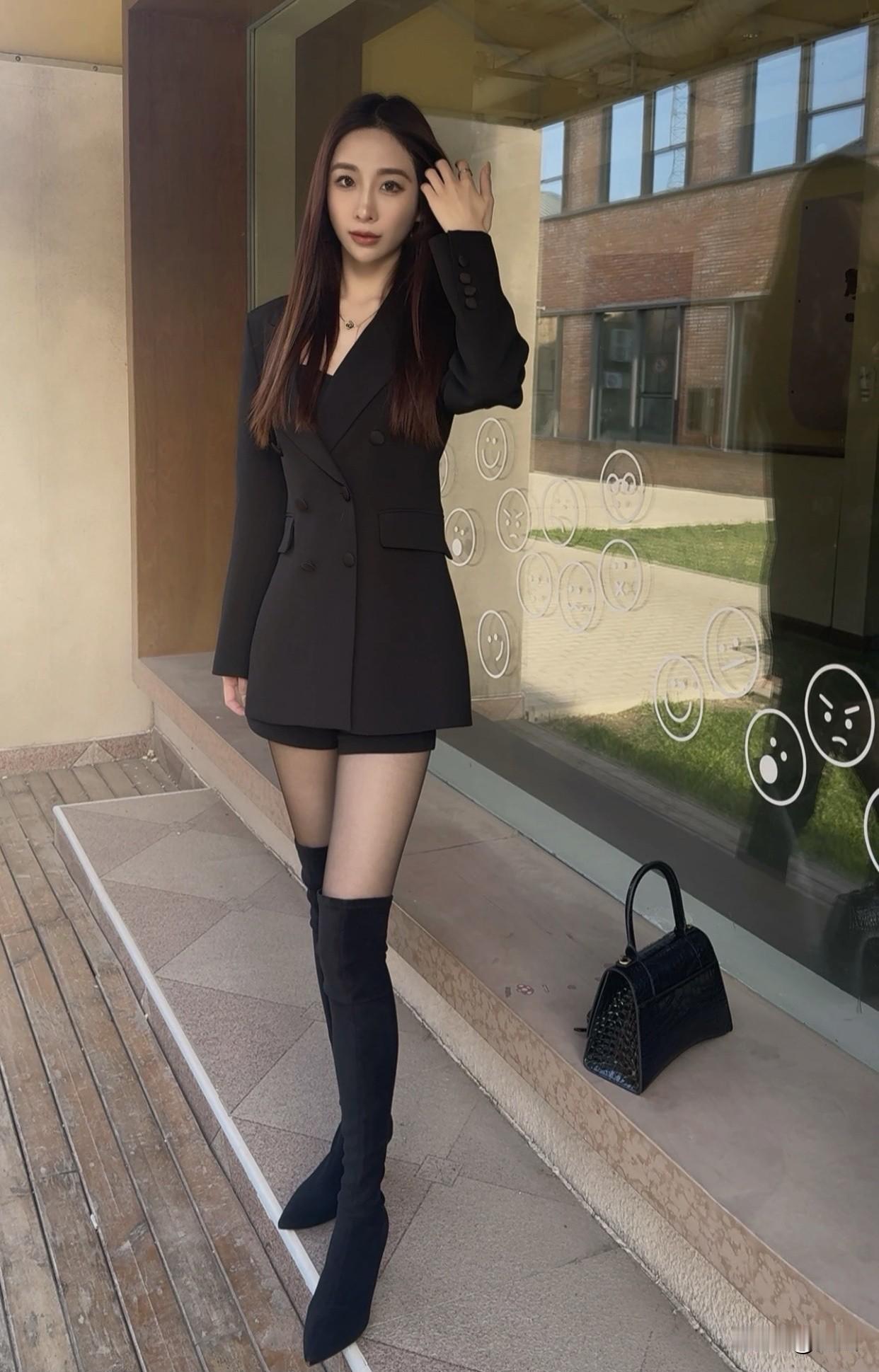 气质女人，到底是什么样的她们举止有度，走路脊背挺直，落座安静从容，说话目光专注，