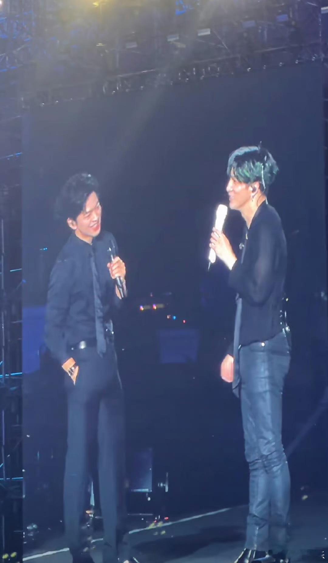 #薛之谦演唱会嘉宾是李健#薛之谦演唱会嘉宾竟然是李健，我真的是哭死了，两位男生还