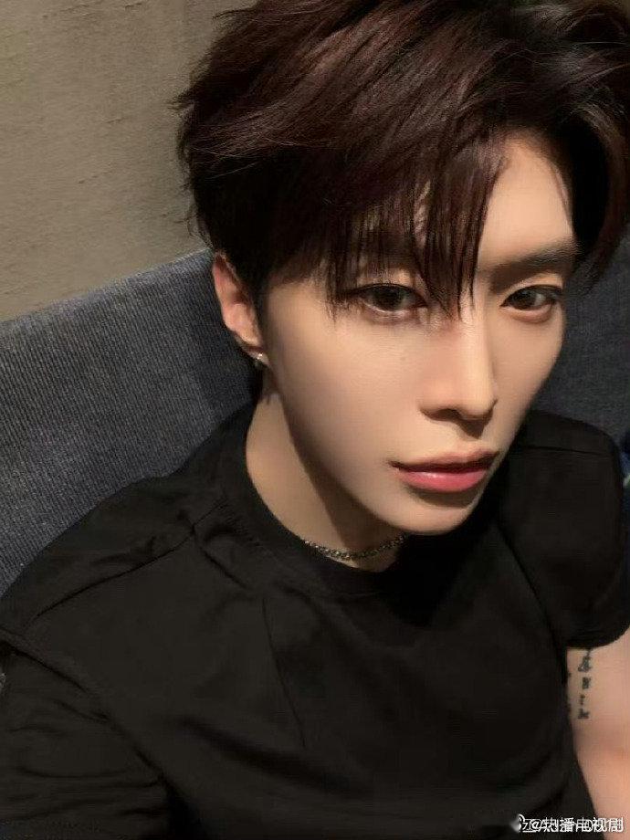 范丞丞跳舞好像扭秧歌 活力满满的舞步配上欢乐氛围，范丞丞这一跳，直接跳出了乡村秧