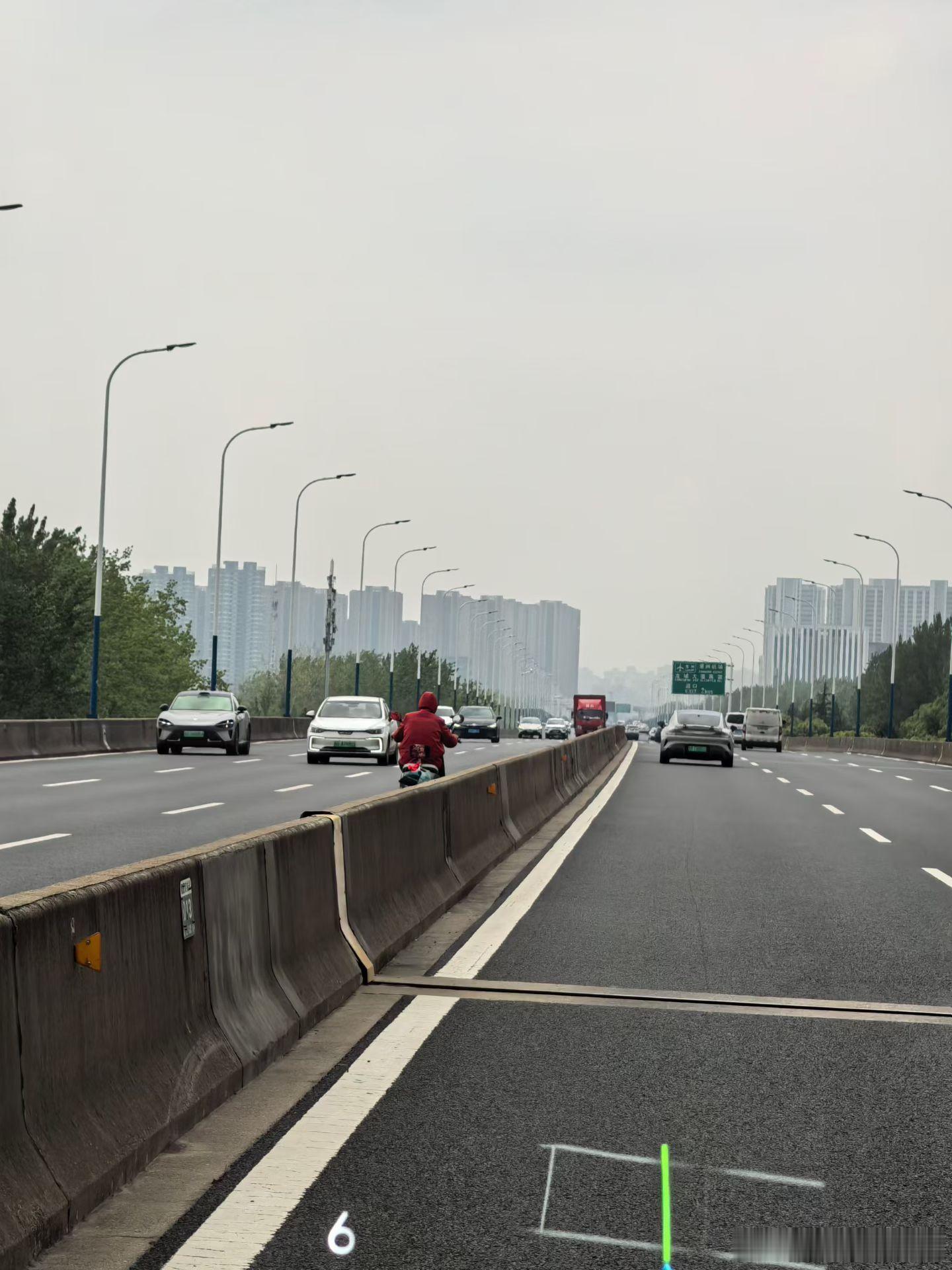 说实话，你在高架这边车道我都忍了