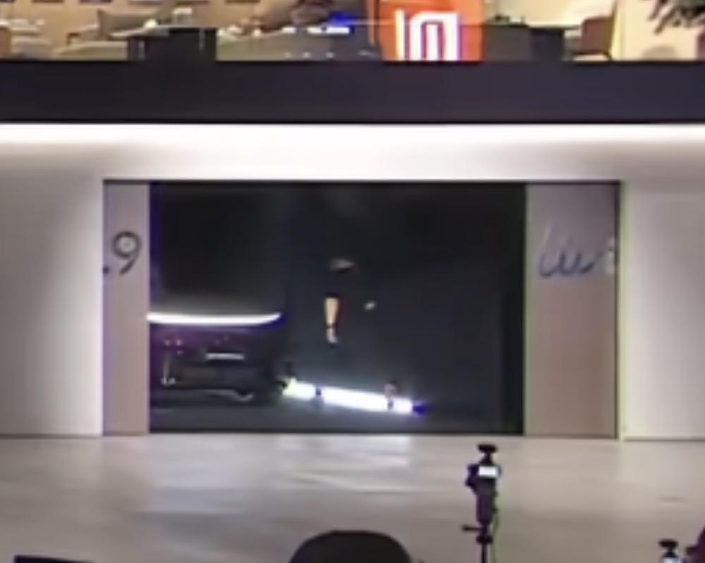 最近发布会事故还挺多的，之前尚界开不下去，今天好了，理想开不上来。。。
本来应该