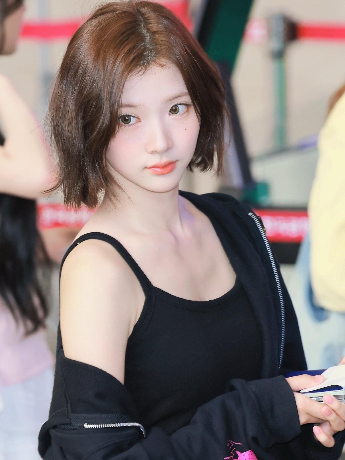 jiwoo 和 ian 两位门面 TOP 今日饭拍 是妈妈女儿 ​​​