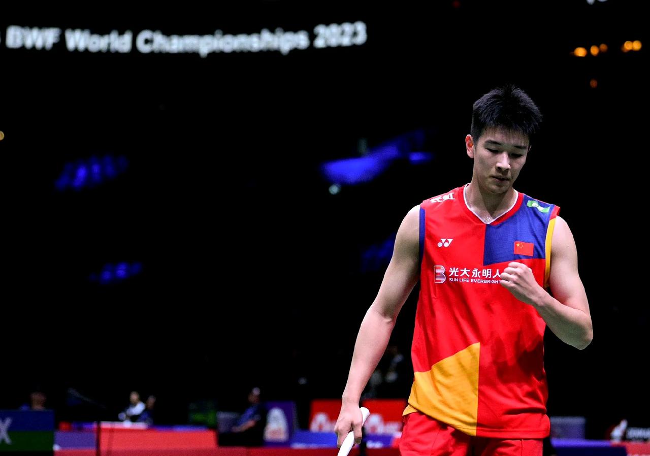 李诗沣 21-16、15-21、14-21 乔纳坦，三局遭对手逆转，收获#202