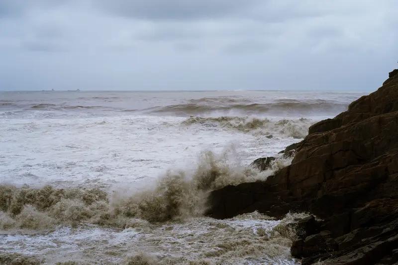 看到“西山观月落”这个上联，我第一反应就想到“东海看潮生”作为下联。“西山”对“