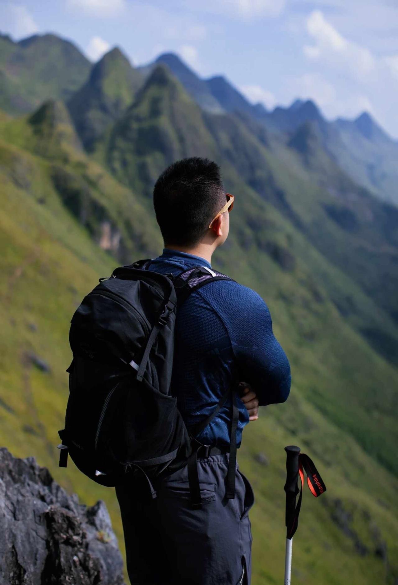 翻山，看一场山间晚霞。