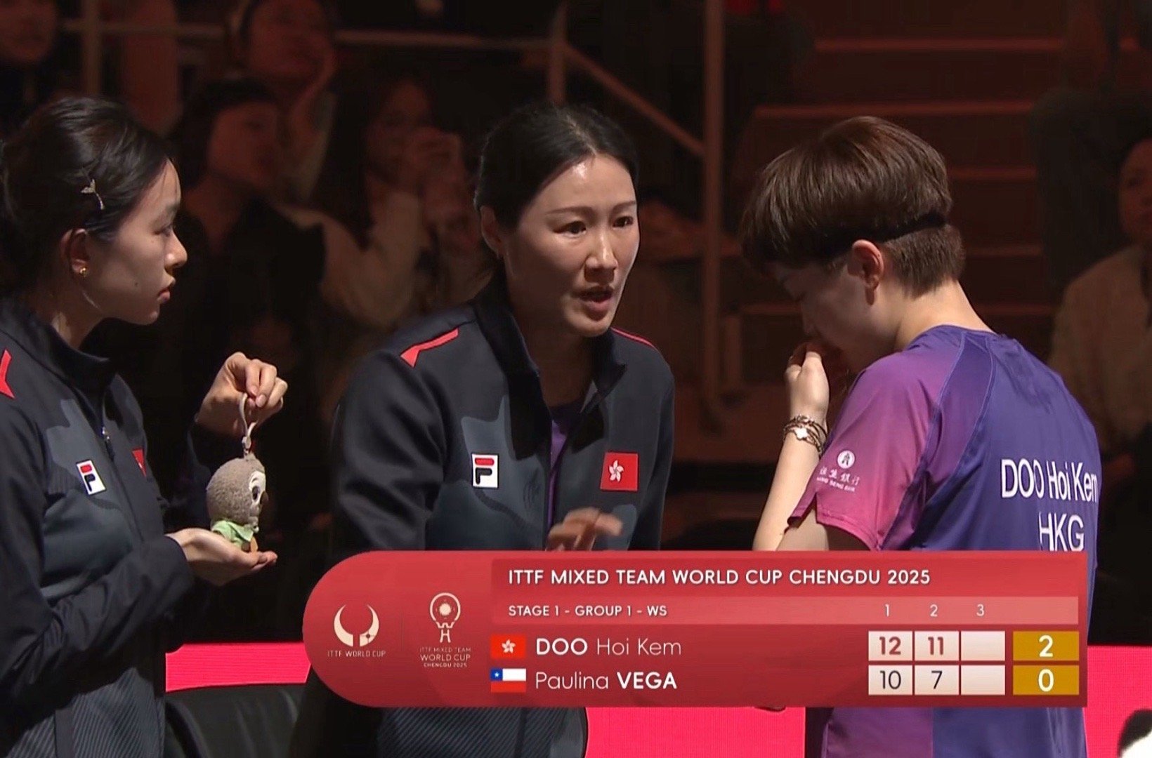 队友拿玩偶为杜凯琹助威成都混团世界杯，队友吴咏琳拿玩偶给杜凯琹助威体育共创官
