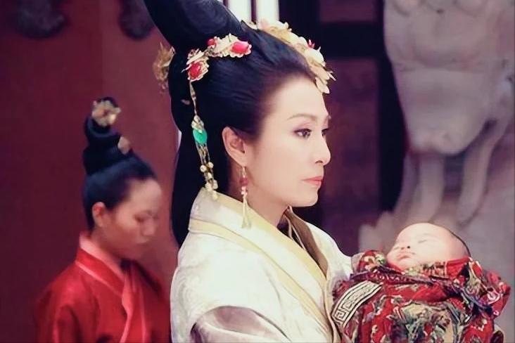 她才是历史上第一个女皇帝，比武则天早150多年登基的皇帝，女扮男装把臣民都欺骗了