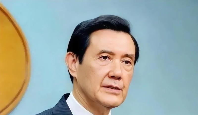 马英九在昨天的集会上挥舞着拳头愤怒的表示很不理解：为什么我在任时两岸关系这么好，