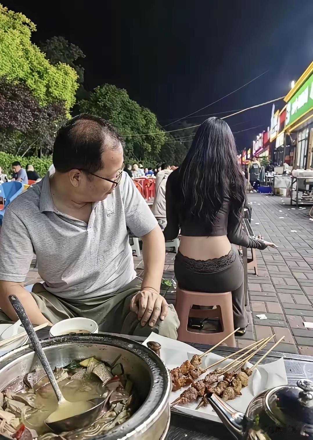看到一张照片
大叔这是传说中的“回头望月”啊
女的身材好
大叔也是个实在人啊
可