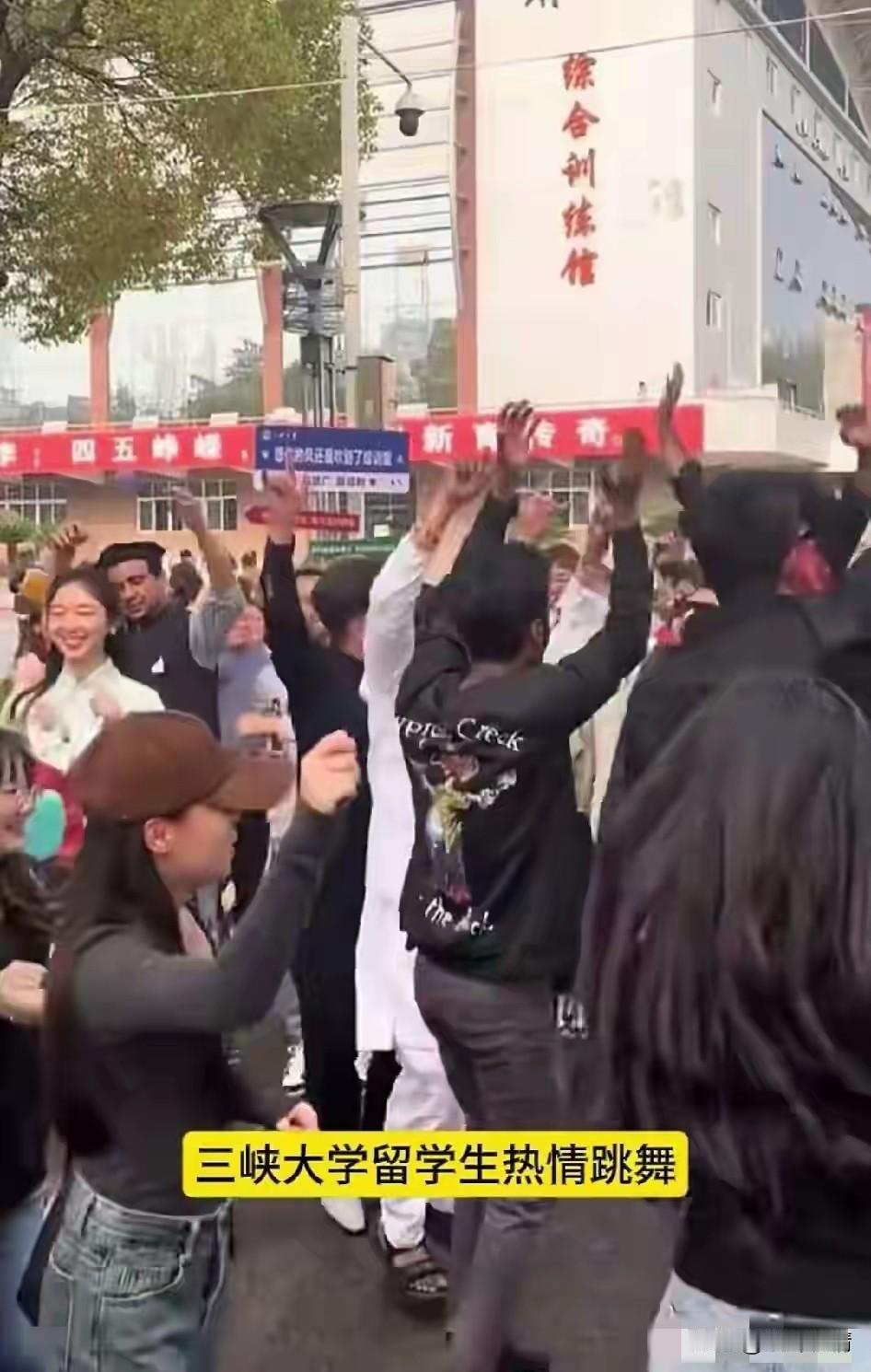 国内学生寒窗苦读十几年，
才有一定机率上的学校，
老外只要看脸就可以上了，
不光