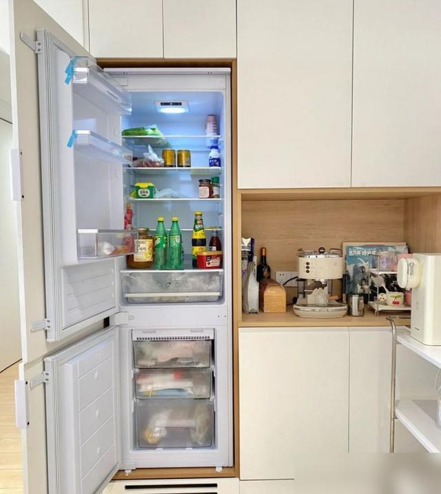 谁懂啊！这姑娘的75㎡独居小家简直戳中我心巴！

最近刷到她晒的家，厨房装了个能