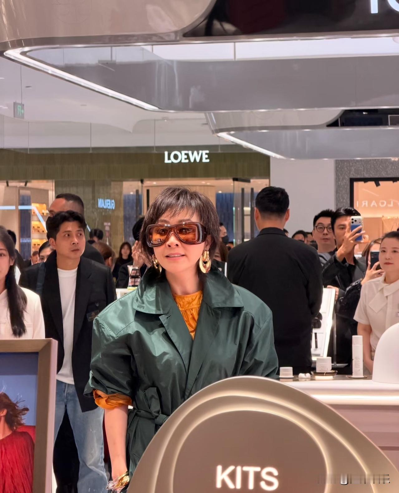 有点像最近🔥了的财富显化卡戴珊太后
这天的脸不大正常貌似
戴不戴眼镜都有点不自