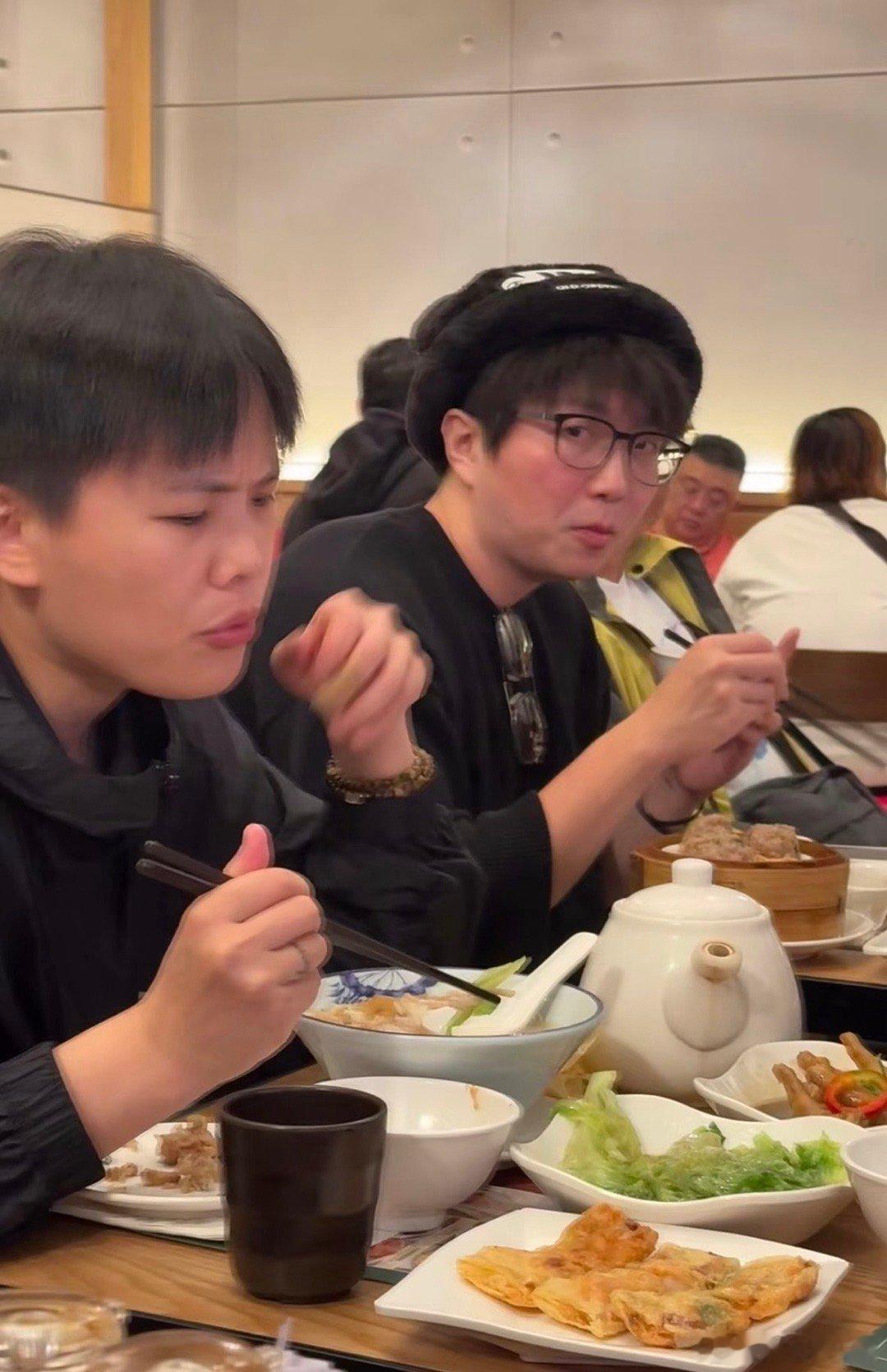 网友在澳门偶遇毛不易，称毛不易的脸看起来红扑扑的，素颜戴着帽子很腼腆的样子毛不易