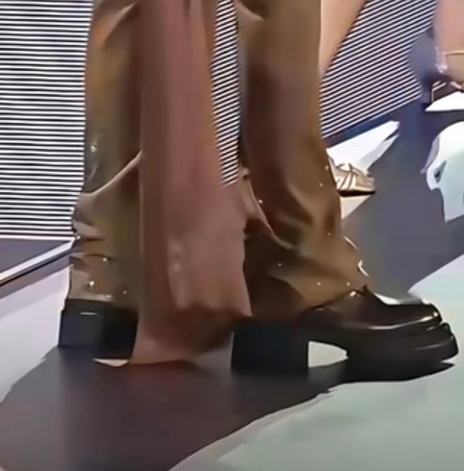 谁能把男明星那些砖头一样的厚底鞋给烧了 