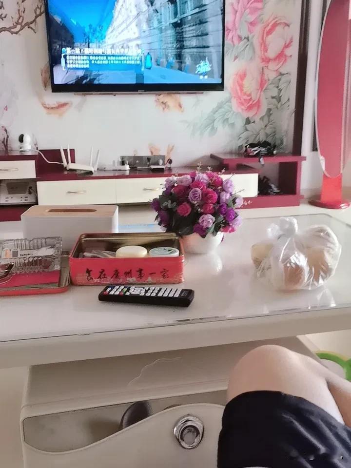 看到一个妻子的浪漫旅行。
当然是回看的。
里面真的是非常的恩爱呀。
相处的最好的