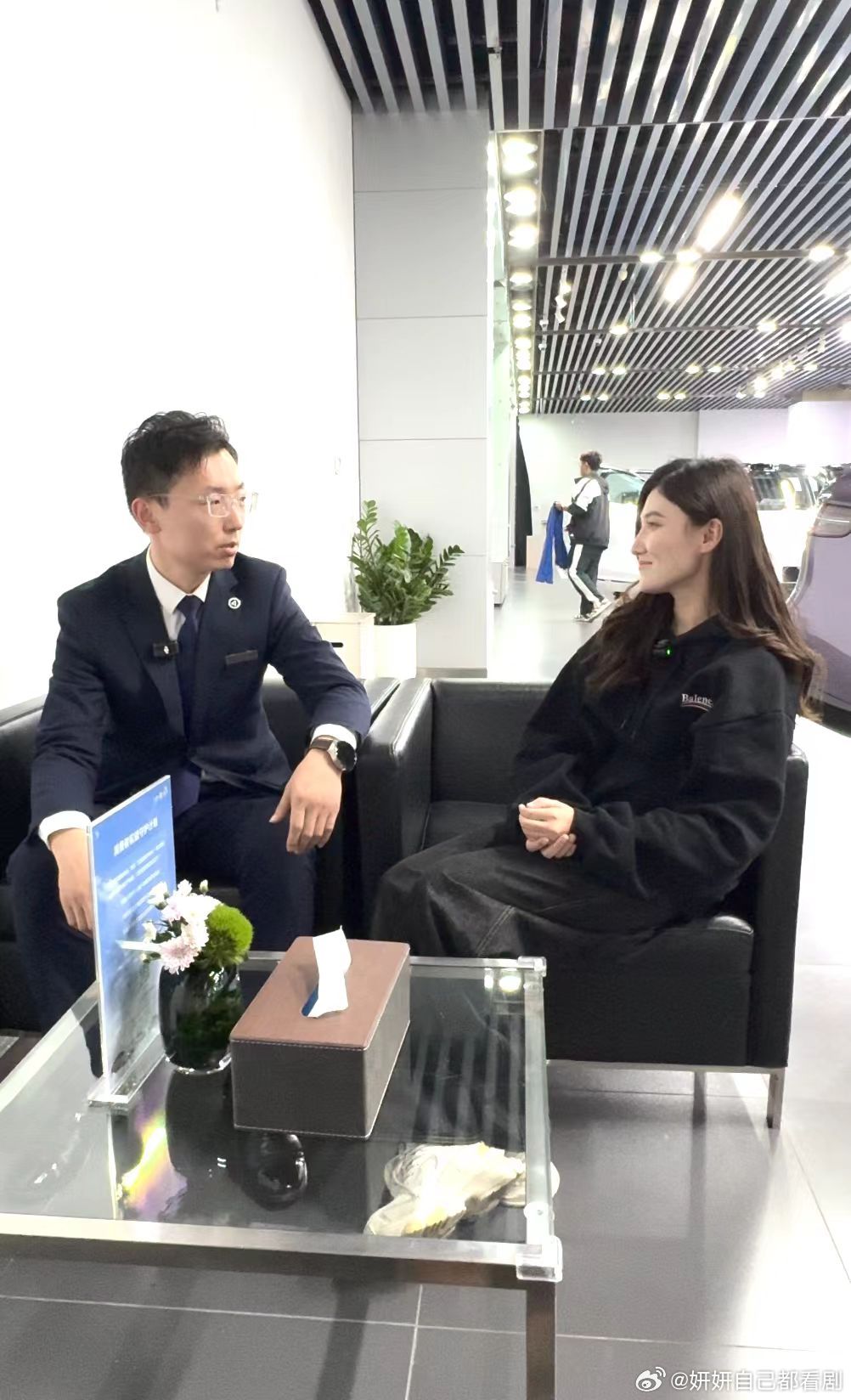 金牌销售换赛道卖国产豪华车 车载互联功能太方便了！车机上能看视频、听播客，还能连