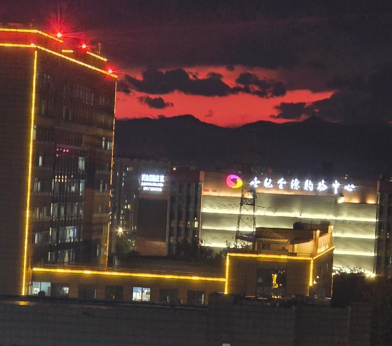 晒图笔记大赛天空上空现“二龙争锋”奇景，白龙俯冲，红龙对迎，两龙对面相迎，气势如