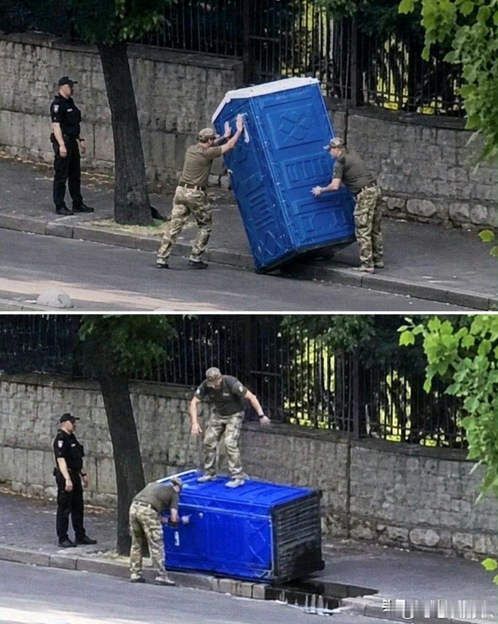 震惊！波尔塔瓦州，一名乌克兰适龄男子为了当兵抗俄，在公共电话亭里主动报名征兵。最
