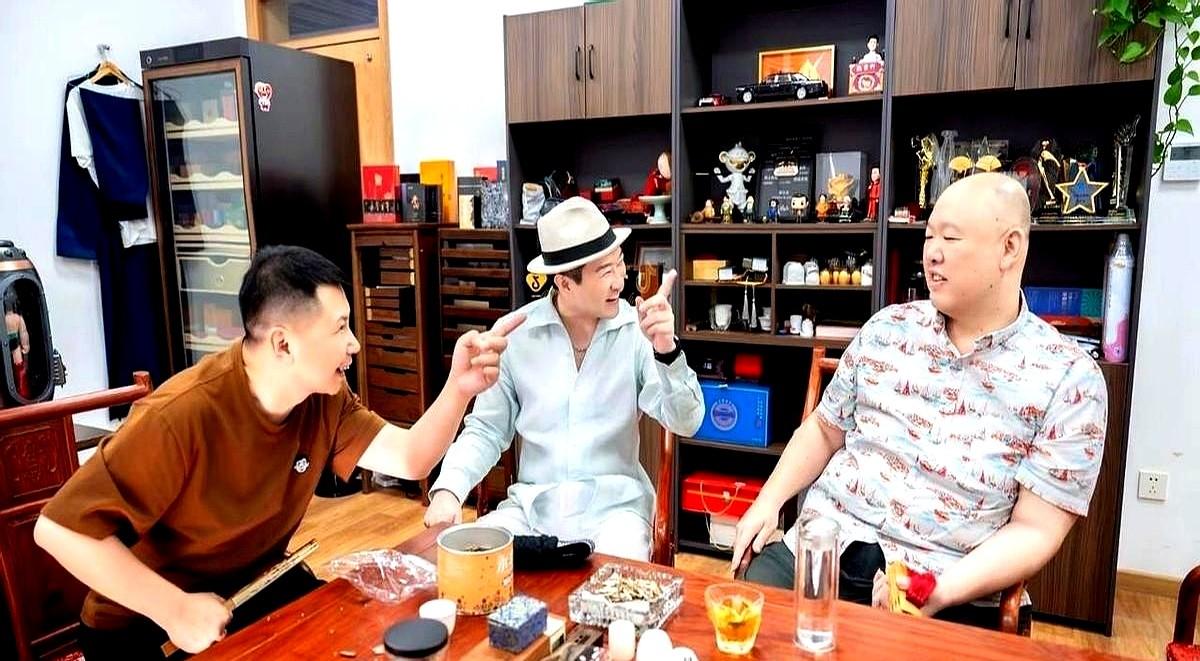 曹云金“金粉嘉年华”的节目单，看得人心里一咯噔。

翻来覆去找不到刘云天的名字。