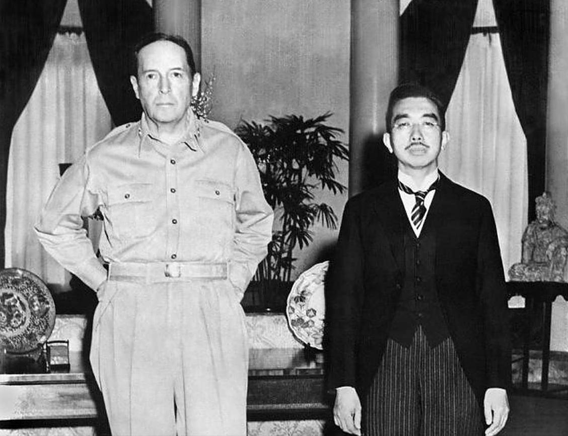 二战后麦克阿瑟在日本多爽？日本女星当情人，天皇对其点头哈腰。

这事从1945年