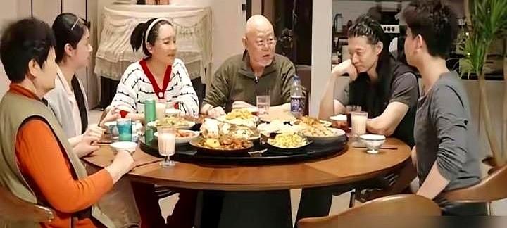 霍尊他妈仲小萍，亲自教儿子管继母叫“小妈妈”。

霍尊3岁时父母就分开了，她一个