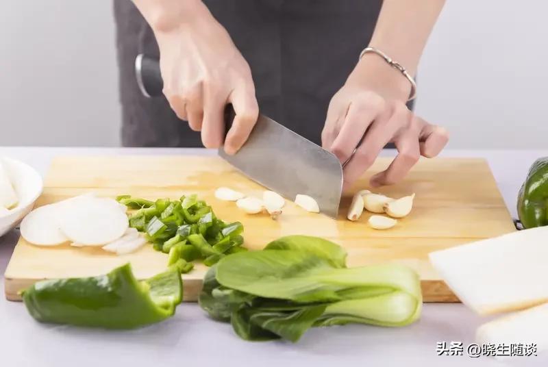 男人会做饭真是加分项，
能看出是一个对吃的有要求的勤快人。

男人会做饭那往往是