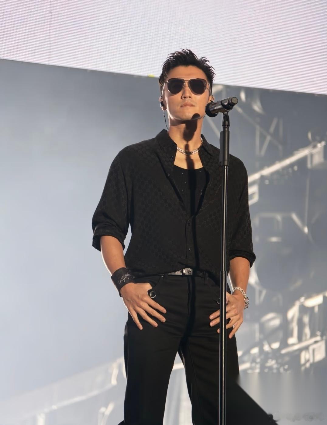 为什么谢霆锋不做厨师， 而去开演唱会了？ 不是餐饮业不好干了，而是因为他的老东家
