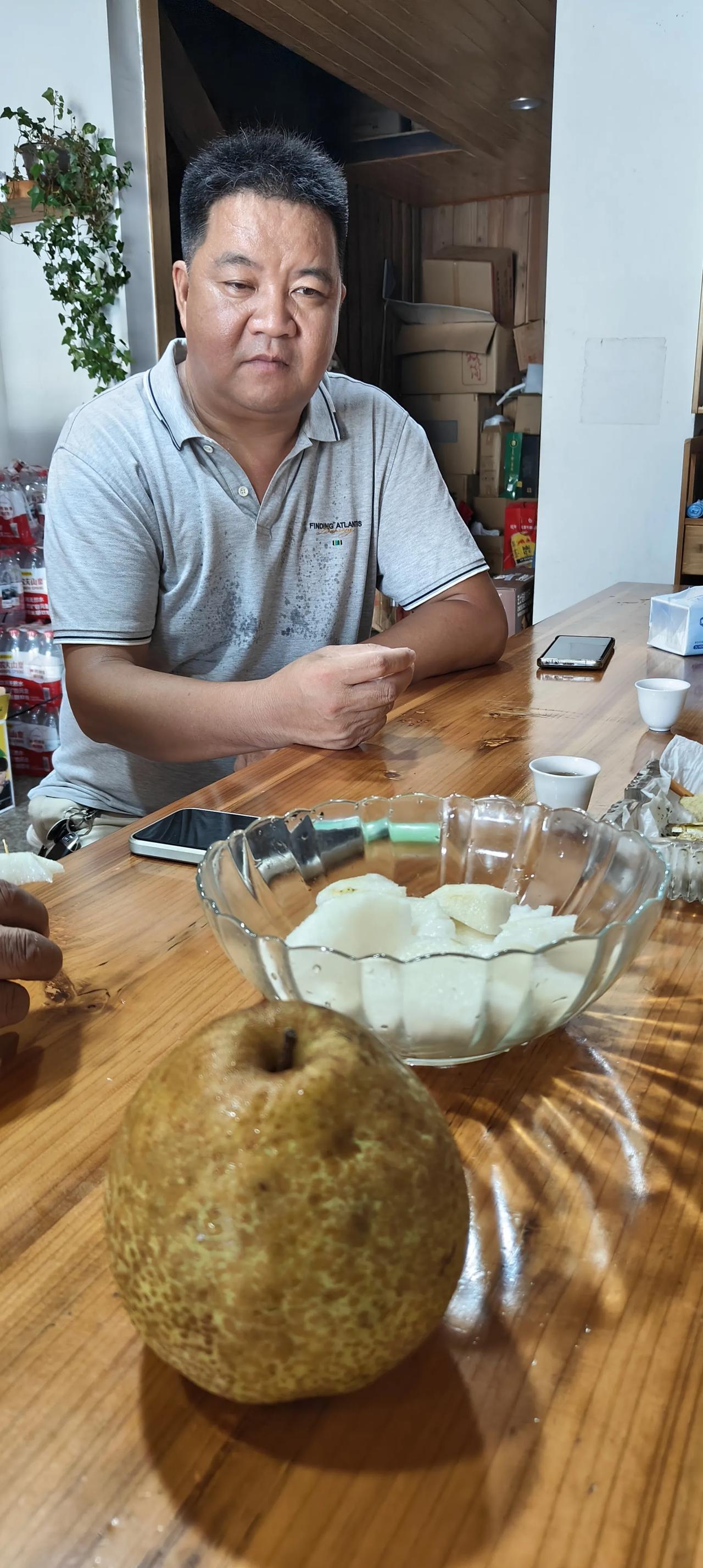 喝火令•天井洋贡梨赞！
李家宁(中国)
翠岭藏仙果，金秋挂玉珠。百年滋味韵非殊。