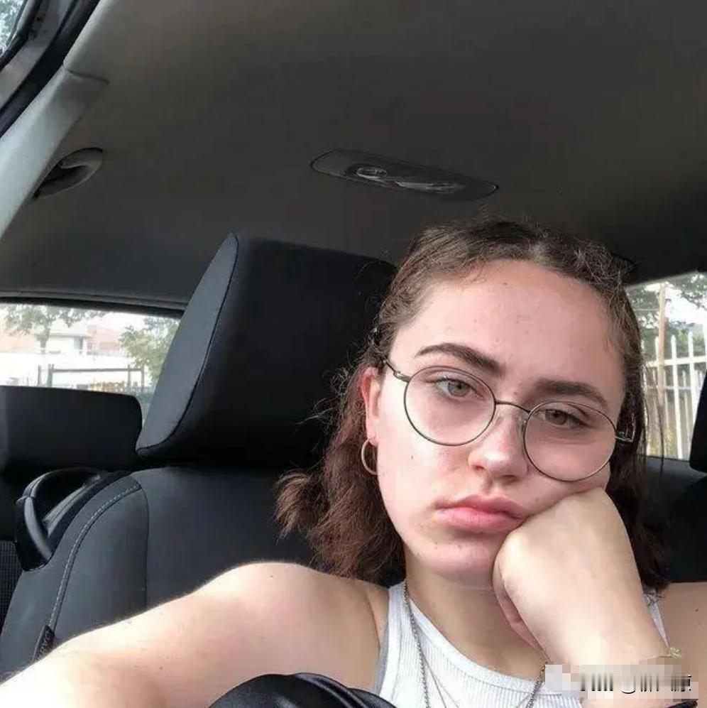 当顶级超模靠的到底是天分和美貌，还是名声和财富呢？

这个问题是在哈里斯刚当上副