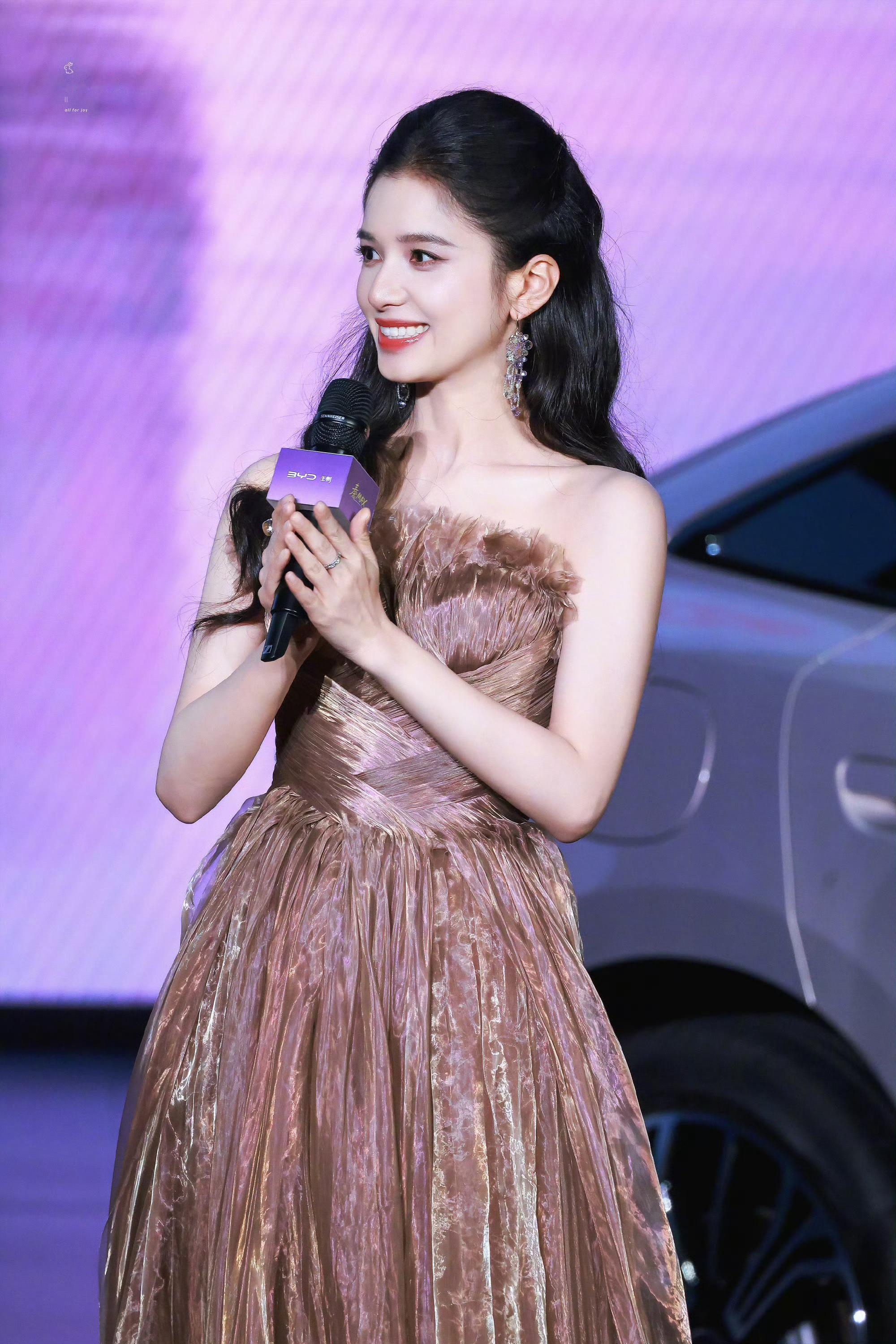张婧仪秦MAX发布会生图这组生图简直太绝了，没有美颜和滤镜的加持依然状态在线，五