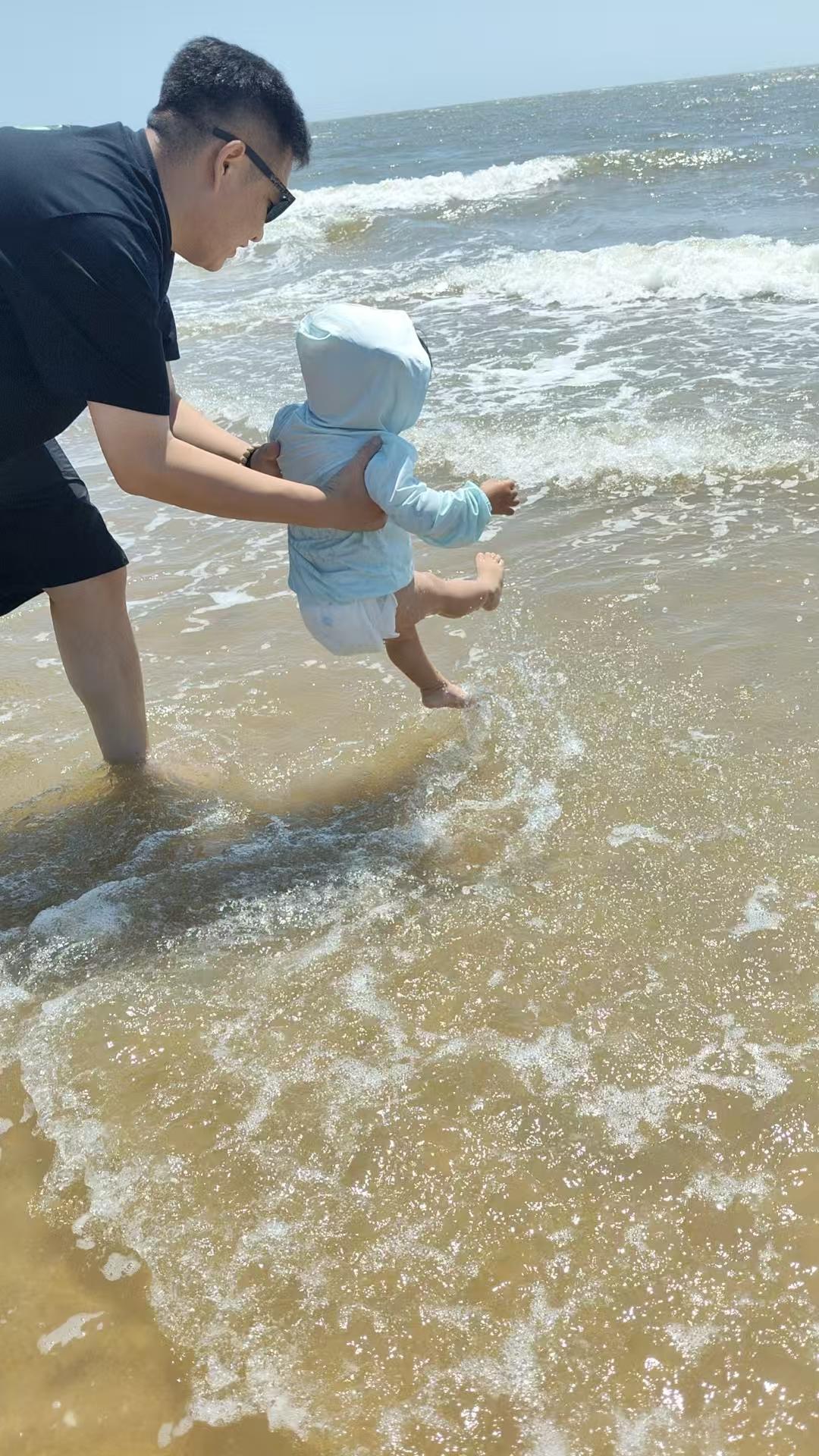 北方的海夏天凉快，冬天冷，10月后海水偏凉，冬天能结冰，南方的海全年温暖，冬天也