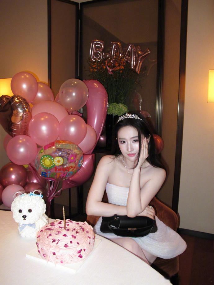 刘亦菲皇冠加身像童话公主这组生日九宫格实在太过惊艳，刘亦菲头戴闪耀皇冠，一袭白色