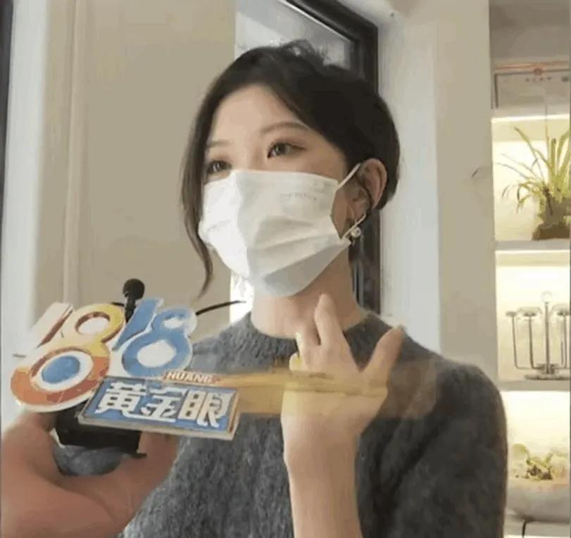 简直是穷疯了！”2025年，浙江，一女子去参加婚礼，见饭店门口有迎客登记，便将1