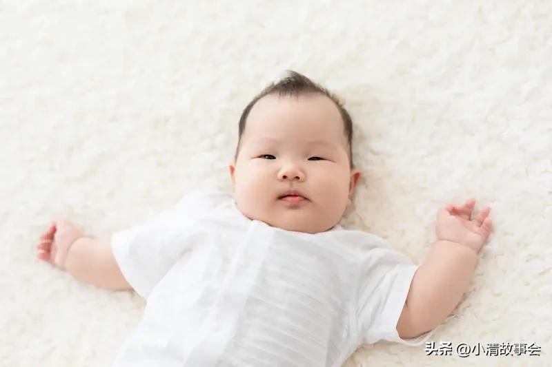 娃娃晚上精力旺盛不爱睡觉可太让家长头疼了。其实原因有不少，像生物钟紊乱，孩子可能