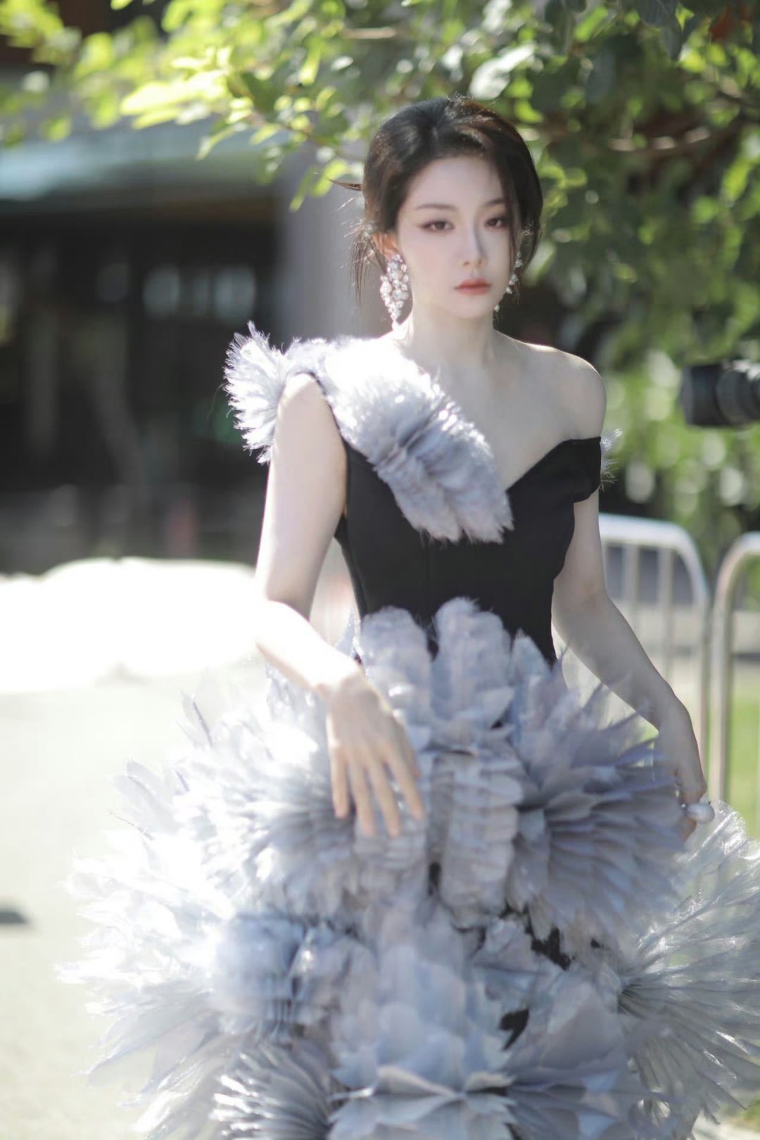 喻言栩栩华生盛典上班路透，优雅黑天鹅 ​​​