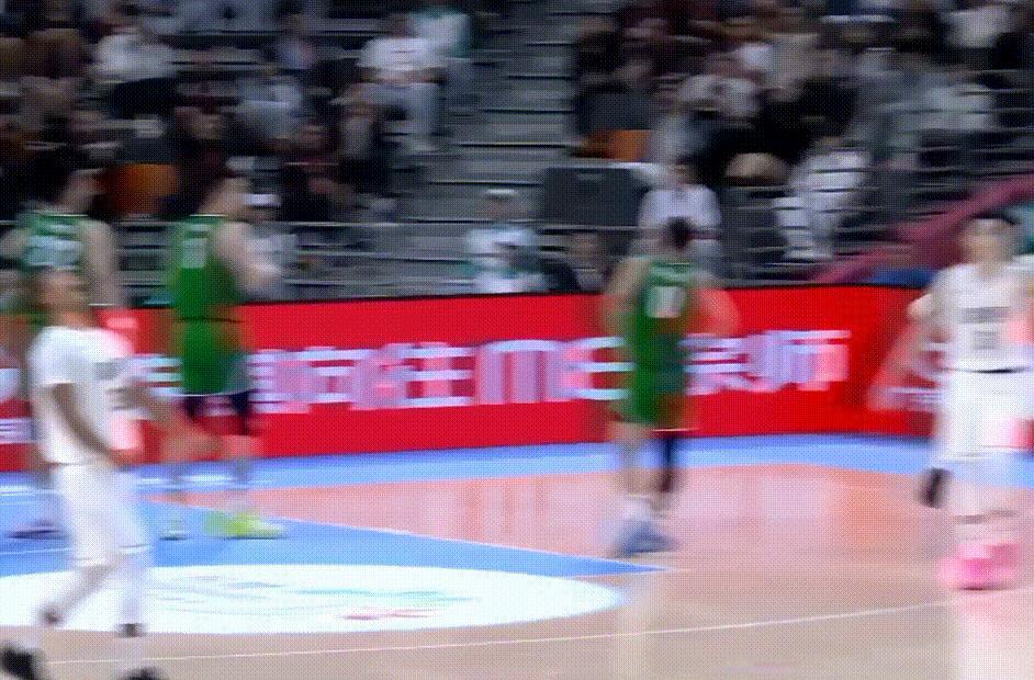 哈哈沈梓捷这什么庆祝动作？背景板刚好是辽宁队替补席一脸落寞的神情，不知不觉大鸟也