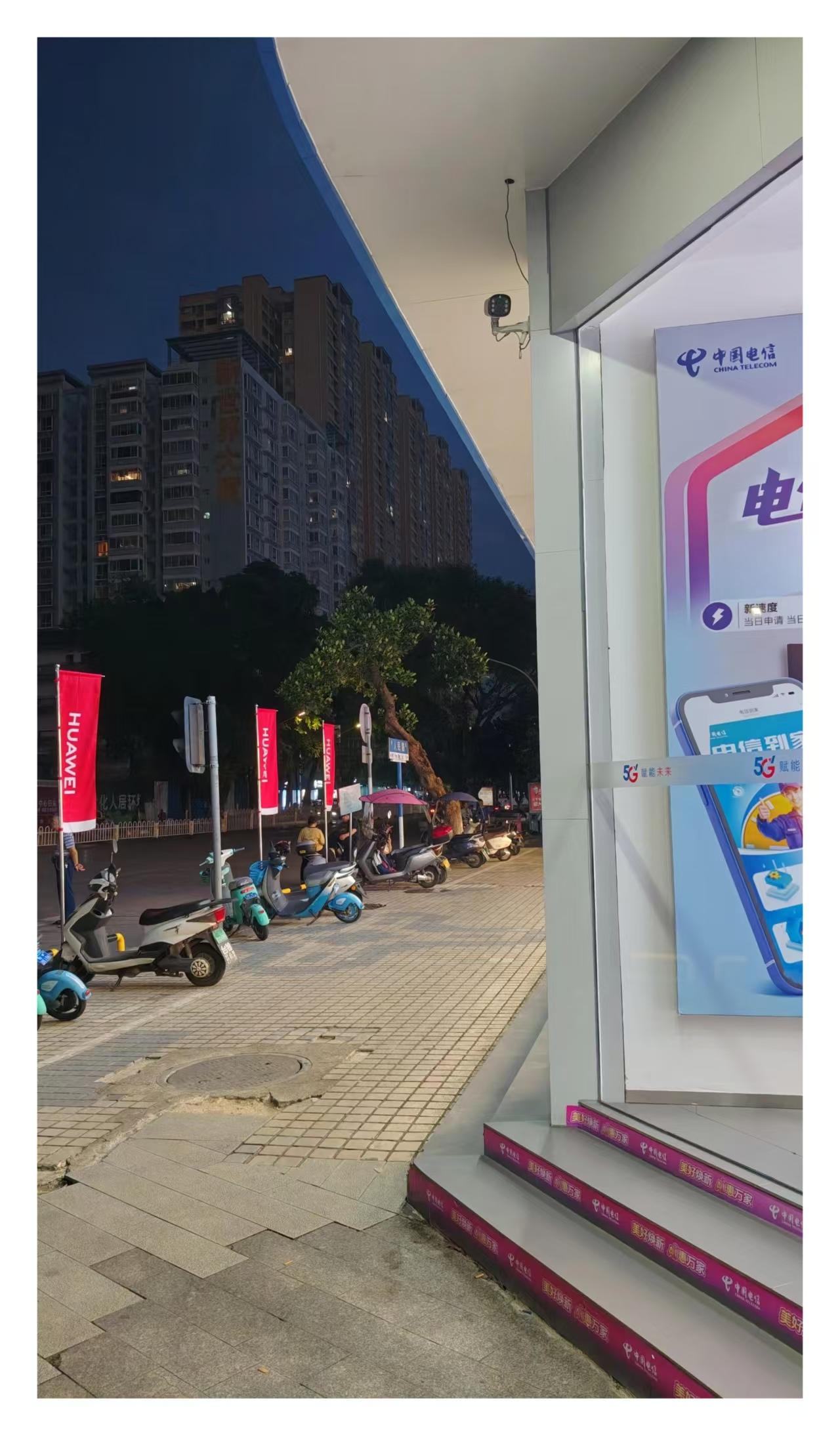 在大街上走走，随手拍的一张广告图片。
