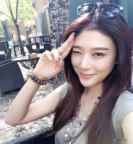 2016年，林丹在35岁妻子谢杏芳怀孕期间，出轨了长腿模特赵雅淇，却被人抓拍到后