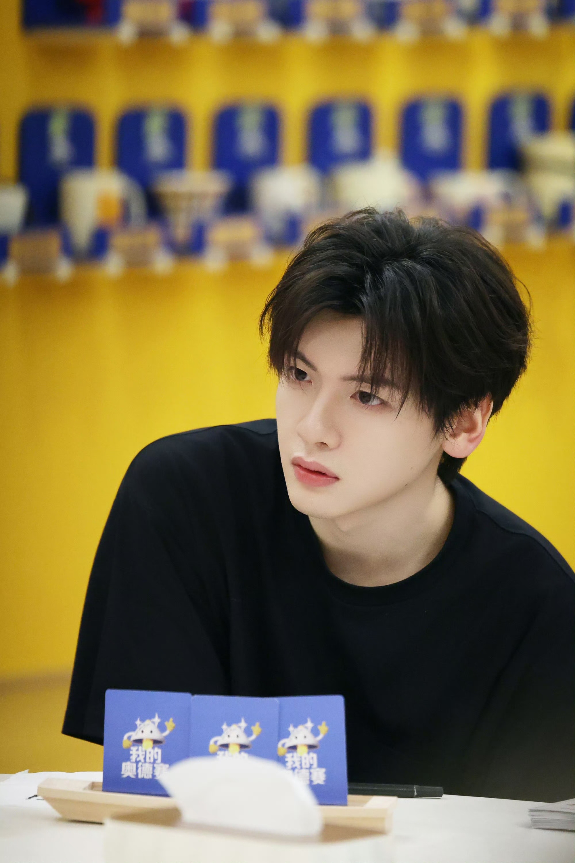 翟潇闻创造营解散三年无戏拍从耀眼爱豆到沉寂素人，三年时间无戏无曝光。扛过低谷所有