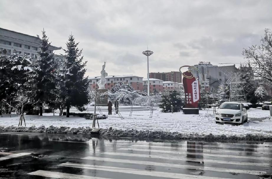 雪后的图们
宛如一幅宁静
而美丽的冬日画卷，
银装素裹的景象
充满了诗意与浪漫。