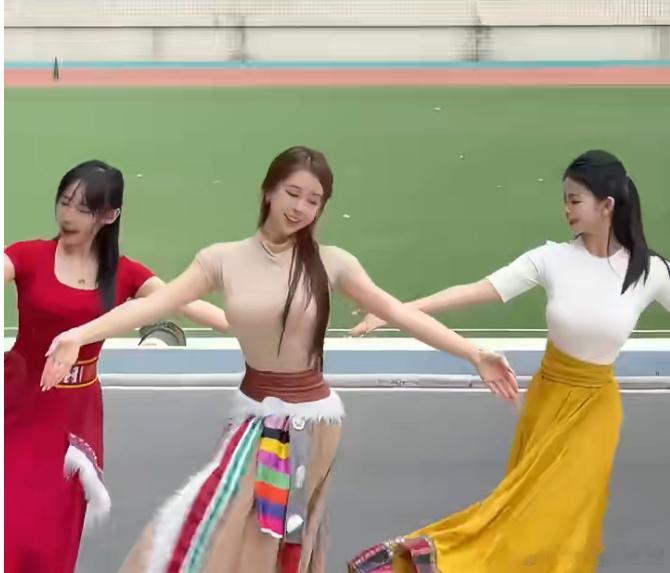 洋洋高锐“霓裳羽衣曲”◎盛夏的心……特别渴望渴望一汪情深渴望……红颜知己◎瞧，花