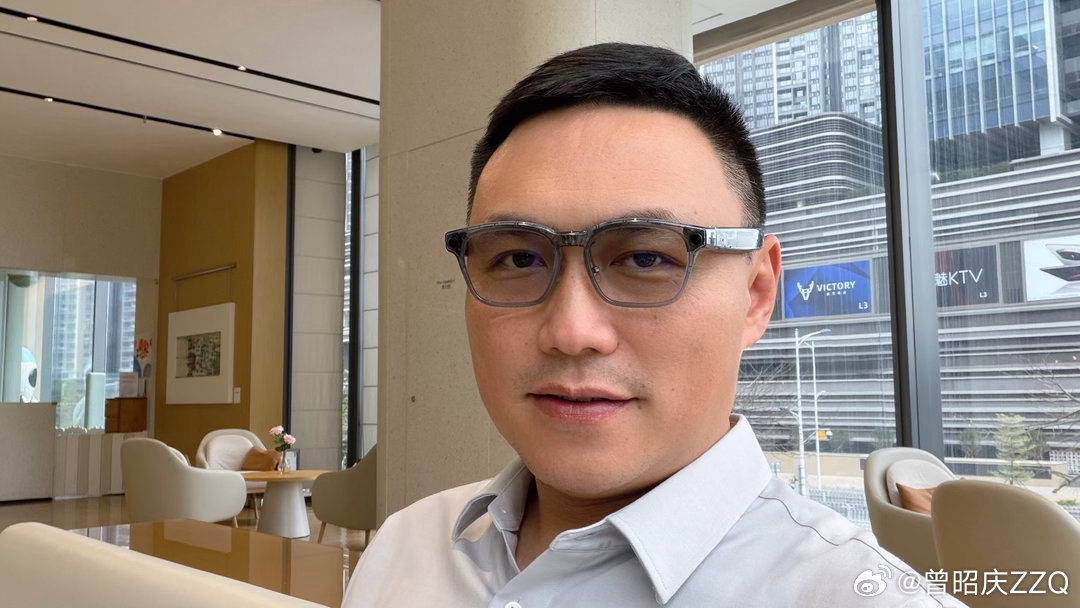 我也终于是拥有理想AI眼镜Livis的人啦！我选的是变色镜片，这么看它的变色效果