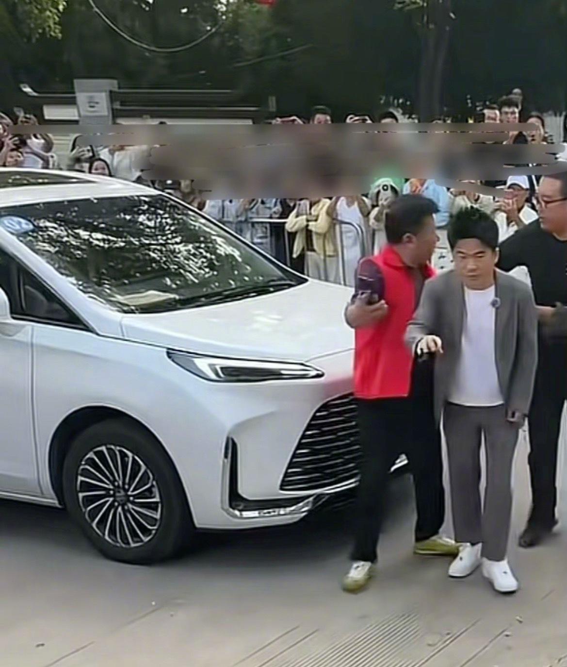 9月22，长治长子县，崇庆寺门口。

董宇辉刚下车，红马甲志愿者凑上去，手一伸就