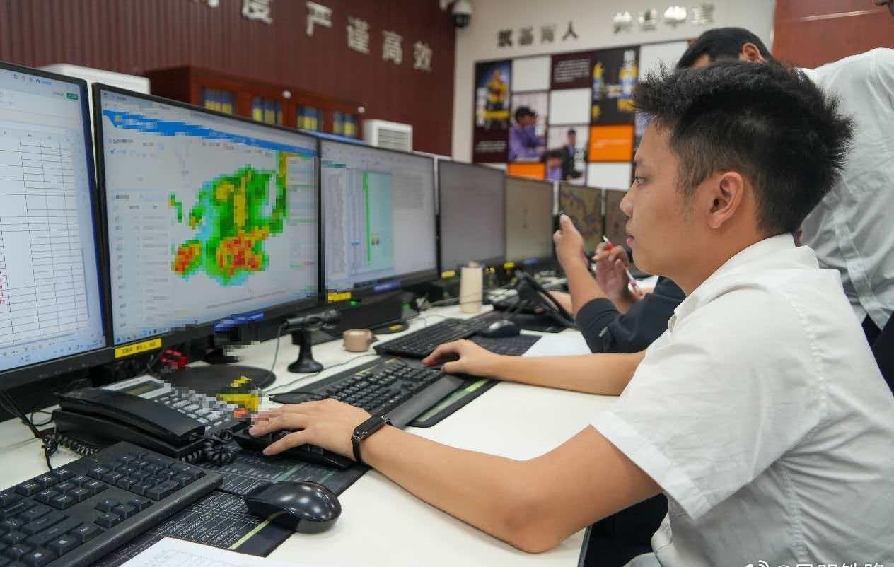 中老铁路玉磨段迎来入汛首场强降雨，普洱基础设施段以警为令、快速响应，对中老铁路曼