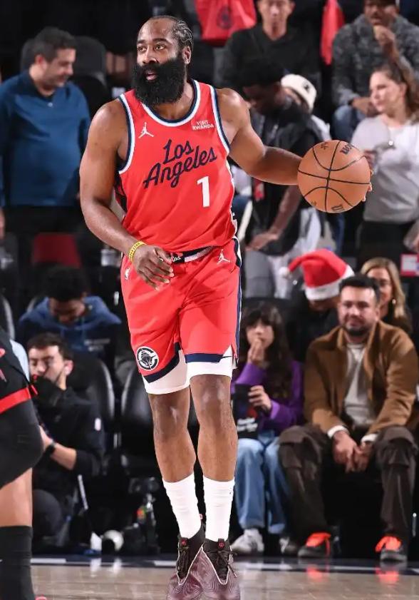 哈登去留问题是快船管理层必须冷静面对的问题，现在快船的成绩排名NBA西部倒数第三